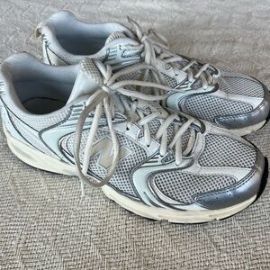 New Balance 530 Women’s Size 10 Silver Metallic/Linen